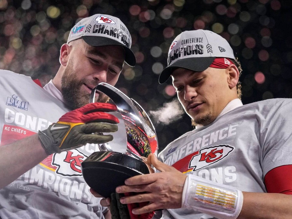 Patrick Mahomes (vpravo) a Travis Kelce z tímu Kansas City Chiefs.