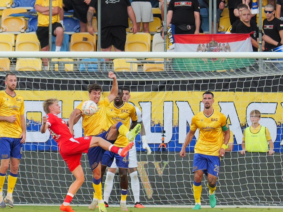 Uroš Kabič (DAC, tretí zľava) a Kristian Hlynsson (Enschede) bojujú o loptu počas odvetného zápasu 3. predkola Konferenčnej ligy.