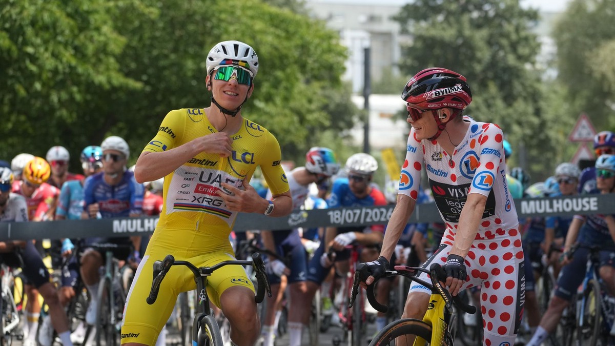 Slovinský cyklista Tadej Pogačar (vľavo) v žltom drese vedúceho pretekára a Dán Jonas Vingegaard.