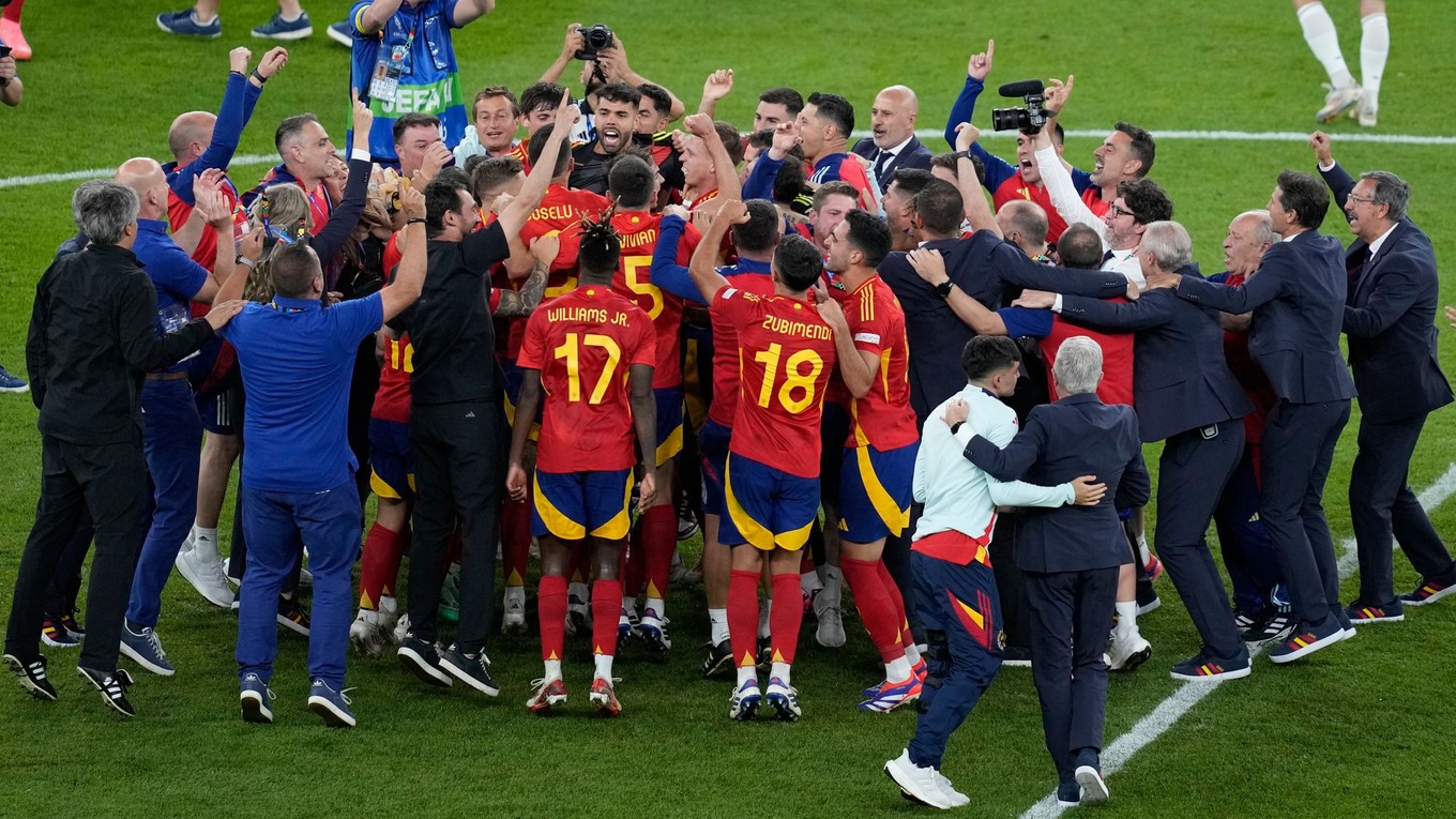 Radosť futbalistov Španielska po zisku titulu majstra Európy. 