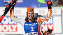 Petra Vlhova sa teší z víťazstva v Courcheveli.