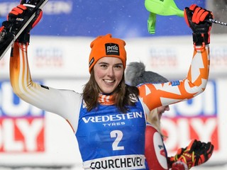 Petra Vlhova sa teší z víťazstva v Courcheveli.