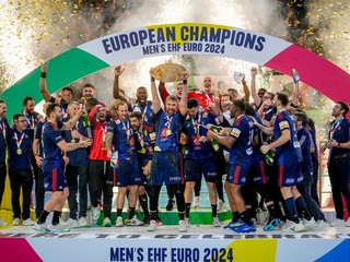 Francúzski hráči oslavujú s trofejou a zlatými medailami.