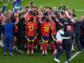 Radosť futbalistov Španielska po zisku titulu majstra Európy. 