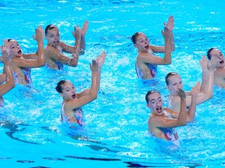 Družstvo slovenských akvabiel počas kvalifikácie v technických zostavách na MS v Singapure.