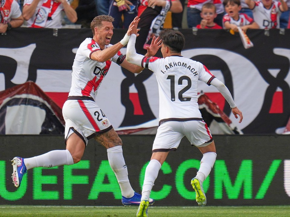 Rayo Vallecano oslavuje gól. 