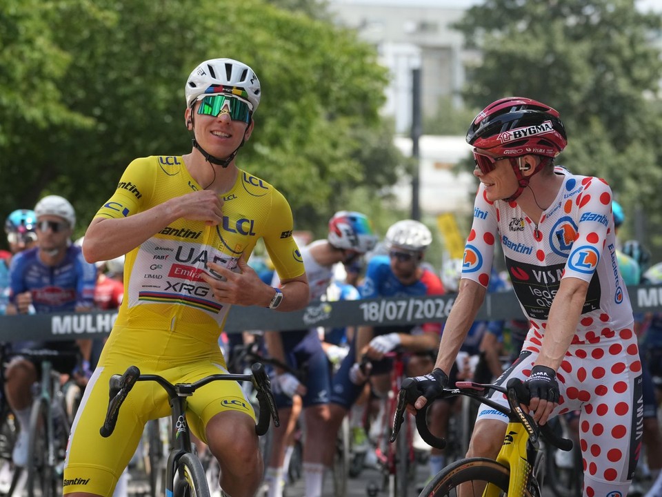 Slovinský cyklista Tadej Pogačar (vľavo) v žltom drese vedúceho pretekára a Dán Jonas Vingegaard.