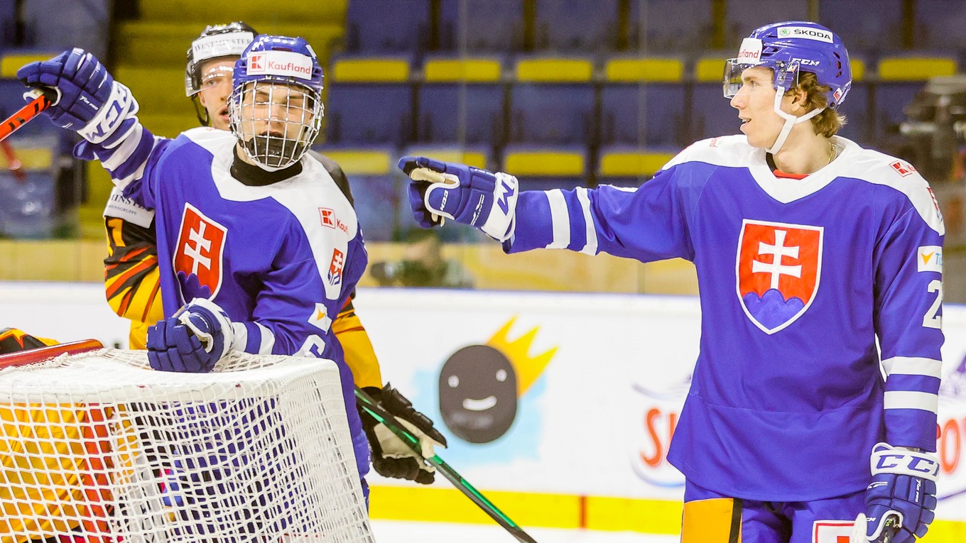 Juraj Slafkovský (vľavo) a Andrej Kollár v drese Slovenska, príprava na MS v hokeji 2021.