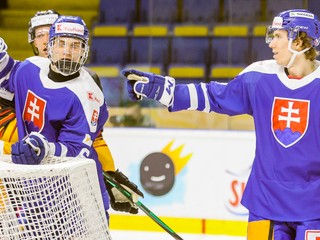 Juraj Slafkovský (vľavo) a Andrej Kollár v drese Slovenska, príprava na MS v hokeji 2021.