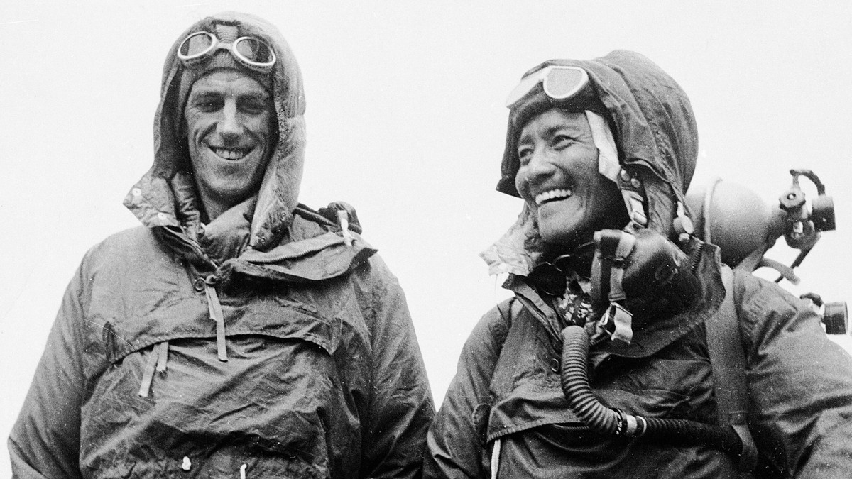 Tenzing Norgay (vpravo) a  Novozélanďan Edmund Hillary (vľavo) ukazujú 26. júna 1953 v Káthmandú výstroj, ktorú mali na sebe počas výstupu na najvyššiu horu sveta Mount Everest 29. mája 1953.