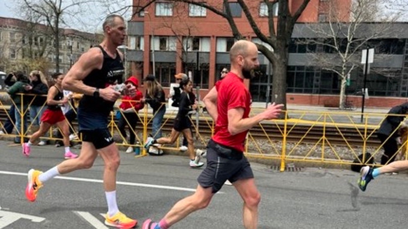 Zdeno Chára počas Bostonského maratónu 2026. 