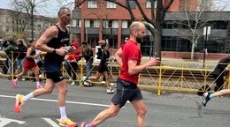 Zdeno Chára počas Bostonského maratónu 2026. 