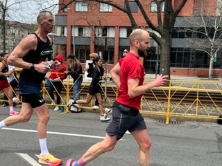 Zdeno Chára počas Bostonského maratónu 2026. 