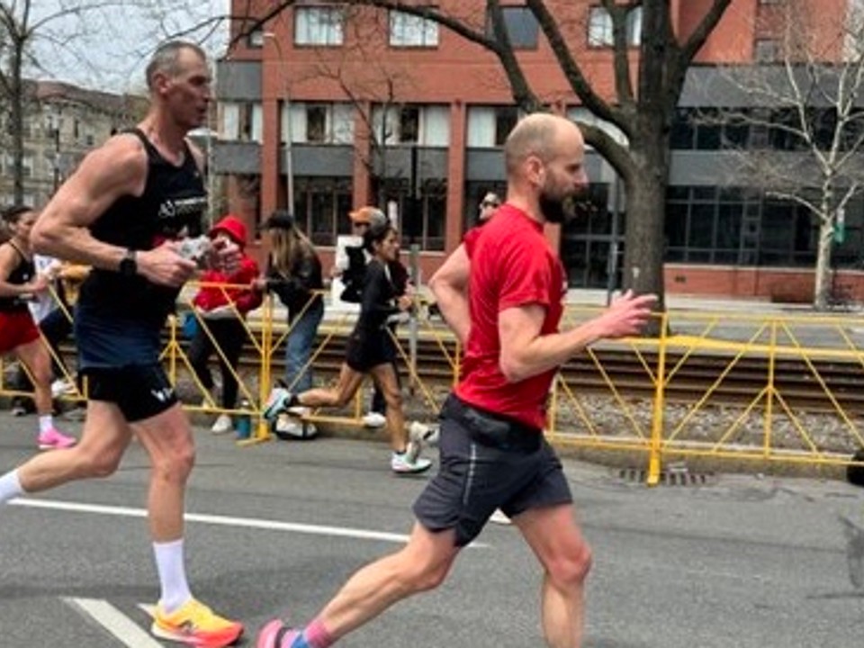 Zdeno Chára počas Bostonského maratónu 2026. 