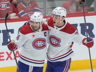 Nick Suzuki a Juraj Slafkovský. 