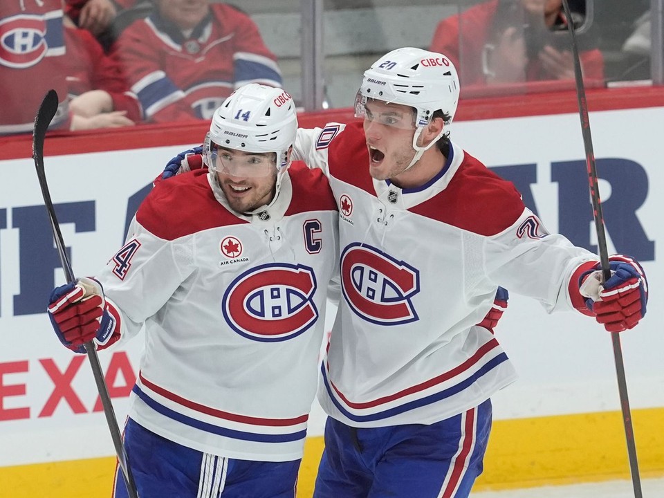 Nick Suzuki a Juraj Slafkovský. 