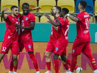 Na snímke futbalisti Zira FK.