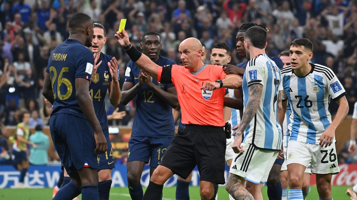 Zmeny pred MS vo futbale. Hráči si trikrát rozmyslia, či budú zdržovať, tvrdí rozhodca