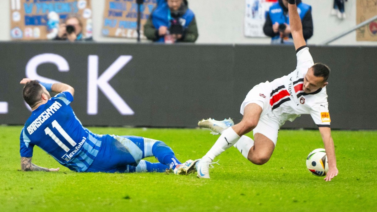 Tigran Barseghjan (Slovan) a Martin Šulek (Trnava) v zápase 22. kola Niké ligy ŠK Slovan Bratislava – FC Spartak Trnava.