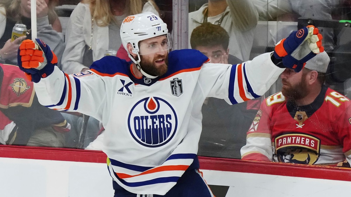 Útočník Edmontonu Leon Draisaitl oslavuje víťazný gól vo štvrtom zápase finále Stanleyho pohára. 