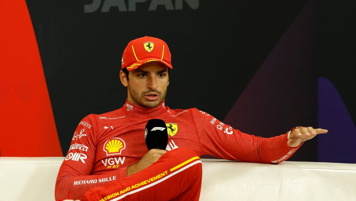 Carlos Sainz z Ferrari na tlačovej konferencii po Veľkej cene Japonska.