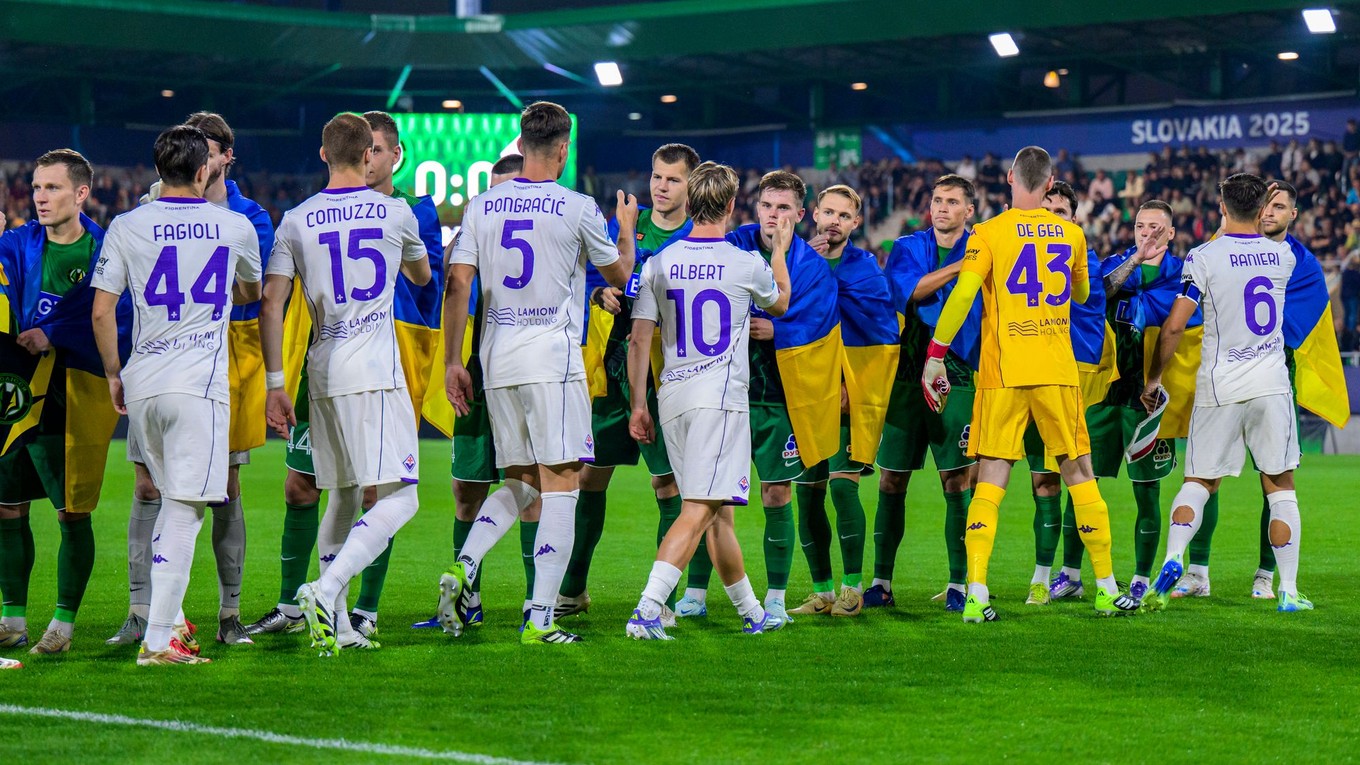 futbalisti si podávajú ruky pred prvým zápasom 1. kola play-off Konferenčnej ligy FC Polissija Žytomyr - AFC Fiorentina v Prešove
