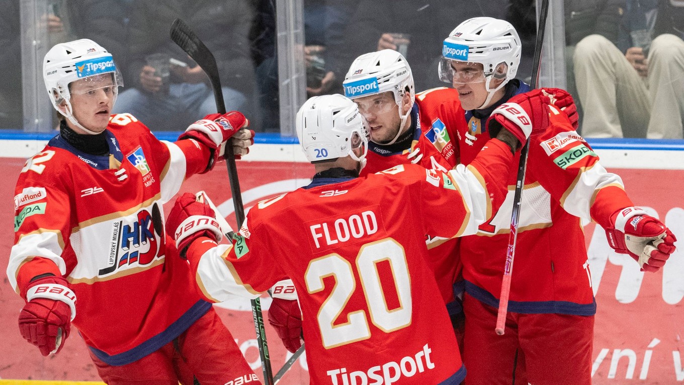 Hráči Liptovského Mikuláša sa tešia z gólu.