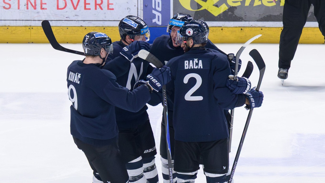 Radosť hráčov Nitry po góle.