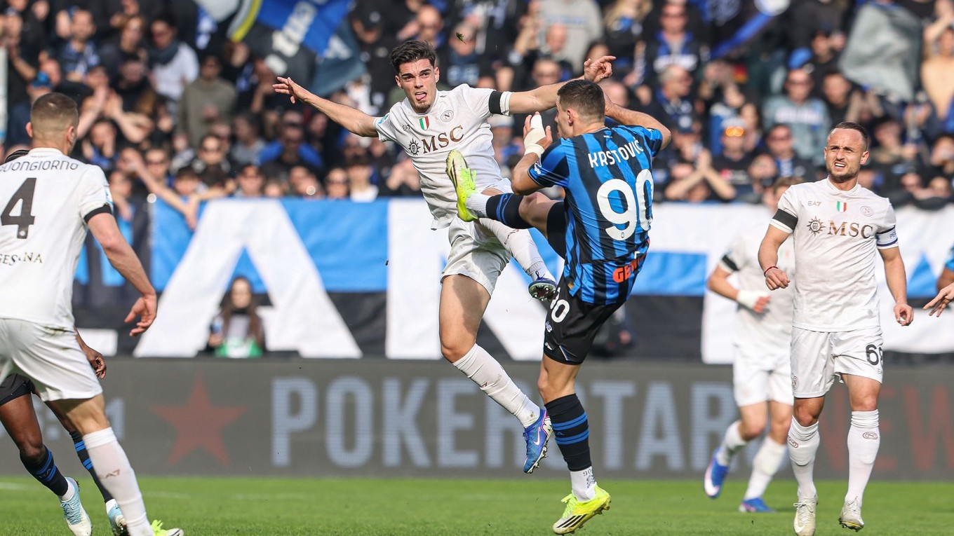 Na snímke vpravo slovenský futbalista Stanislav Lobotka z Neapola, Nikola Krstovič (uprostred vpravo) z Atalanty a Miguel Gutierrez z Neapola v súboji o loptu v zápase 26. kola talianskej Serie A Atalanta Bergamo - SSC Neapol.