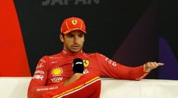 Carlos Sainz z Ferrari na tlačovej konferencii po Veľkej cene Japonska.