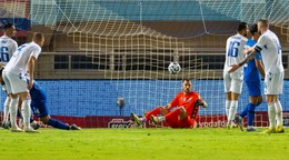 Zľava Ivan Schranz, Denis Vavro, brankár Martin Dúbravka, David Strelec a Milan Škriniar po inkasovanom góle v prípravnom  zápase Grécko - Slovensko.