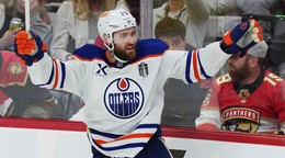 Útočník Edmontonu Leon Draisaitl oslavuje víťazný gól vo štvrtom zápase finále Stanleyho pohára. 