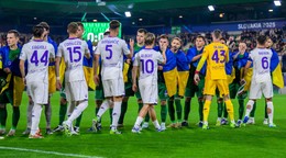 futbalisti si podávajú ruky pred prvým zápasom 1. kola play-off Konferenčnej ligy FC Polissija Žytomyr - AFC Fiorentina v Prešove