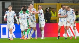 Hráči Nórska oslavujú gól v talianskej sieti.