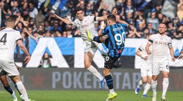 Na snímke vpravo slovenský futbalista Stanislav Lobotka z Neapola, Nikola Krstovič (uprostred vpravo) z Atalanty a Miguel Gutierrez z Neapola v súboji o loptu v zápase 26. kola talianskej Serie A Atalanta Bergamo - SSC Neapol.