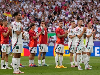 Maďarskí futbalisti zdravia fanúšikov po zápase Nemecko - Maďarsko na EURO 2024.