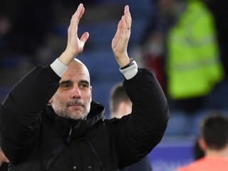 Tréner Pep Guardiola v zápase proti Leicester City.