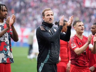 Harry Kane a hráči Bayernu oslavujú s fanúšikmi