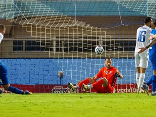 Zľava Ivan Schranz, Denis Vavro, brankár Martin Dúbravka, David Strelec a Milan Škriniar po inkasovanom góle v prípravnom  zápase Grécko - Slovensko.