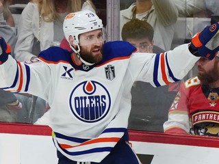 Útočník Edmontonu Leon Draisaitl oslavuje víťazný gól vo štvrtom zápase finále Stanleyho pohára. 