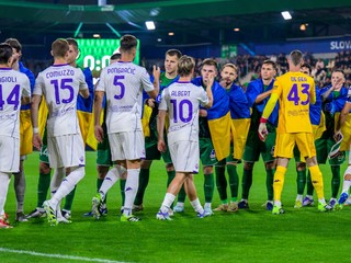 futbalisti si podávajú ruky pred prvým zápasom 1. kola play-off Konferenčnej ligy FC Polissija Žytomyr - AFC Fiorentina v Prešove