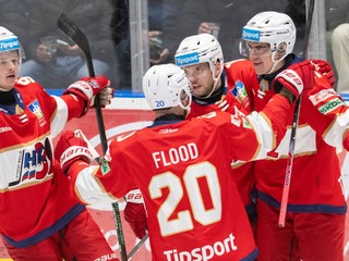 Hráči Liptovského Mikuláša sa tešia z gólu.