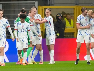 Hráči Nórska oslavujú gól v talianskej sieti.