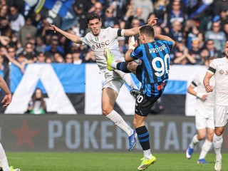 Na snímke vpravo slovenský futbalista Stanislav Lobotka z Neapola, Nikola Krstovič (uprostred vpravo) z Atalanty a Miguel Gutierrez z Neapola v súboji o loptu v zápase 26. kola talianskej Serie A Atalanta Bergamo - SSC Neapol.