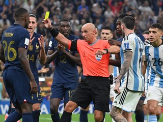 Poľský rozhodca Szymon Marciniak udeľuje žltú kartu vo finále MS vo futbale 2022.