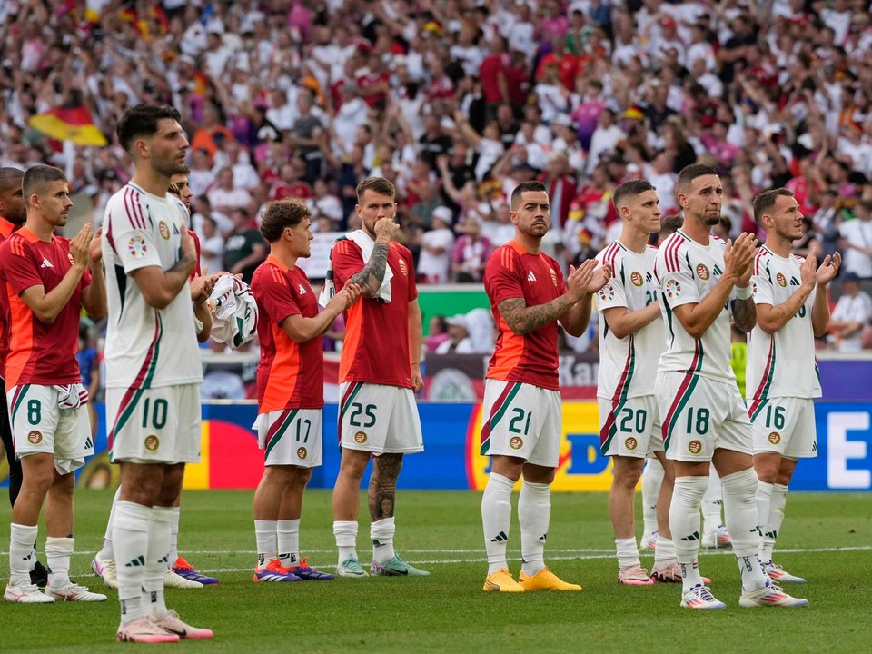 Maďarskí futbalisti zdravia fanúšikov po zápase Nemecko - Maďarsko na EURO 2024.