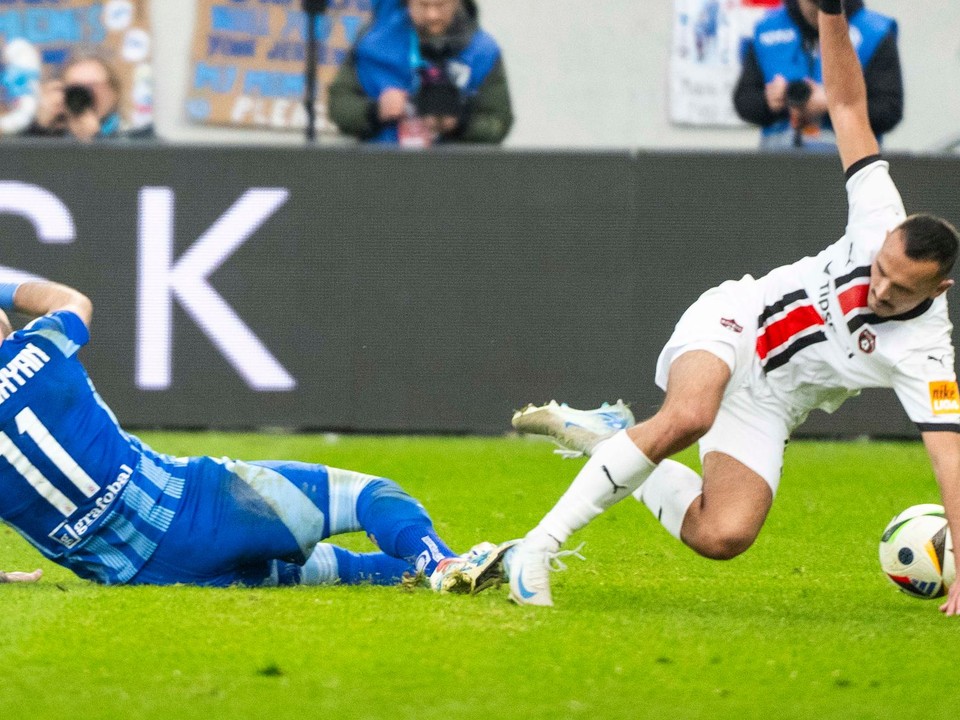 Tigran Barseghjan (Slovan) a Martin Šulek (Trnava) v zápase 22. kola Niké ligy ŠK Slovan Bratislava – FC Spartak Trnava.