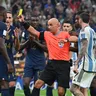 Poľský rozhodca Szymon Marciniak udeľuje žltú kartu vo finále MS vo futbale 2022.