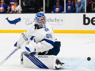 Andrej Vasilevskij inkasuje gól v predĺžení v 6. zápase semifinále play off NHL New York Islanders - Tampa Bay Lightning.