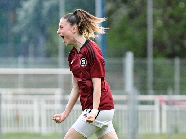 Ema Bilá v drese AC Sparta Praha.